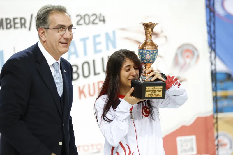 Yalda Shahsavari of Türkiye holding the Best Women Player Award trophy at the Football Skating World Cup 2024