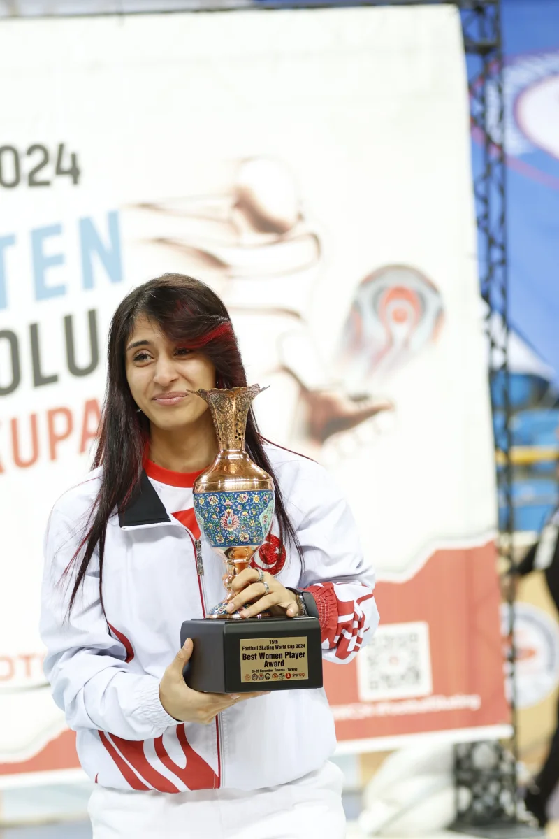 Yalda Shahsavari of Türkiye holding the Best Women Player Award trophy at the Football Skating World Cup 2024