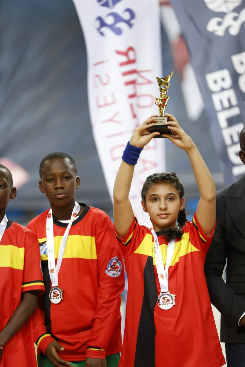 Junior medallists lifting their trophy at the closing ceremony