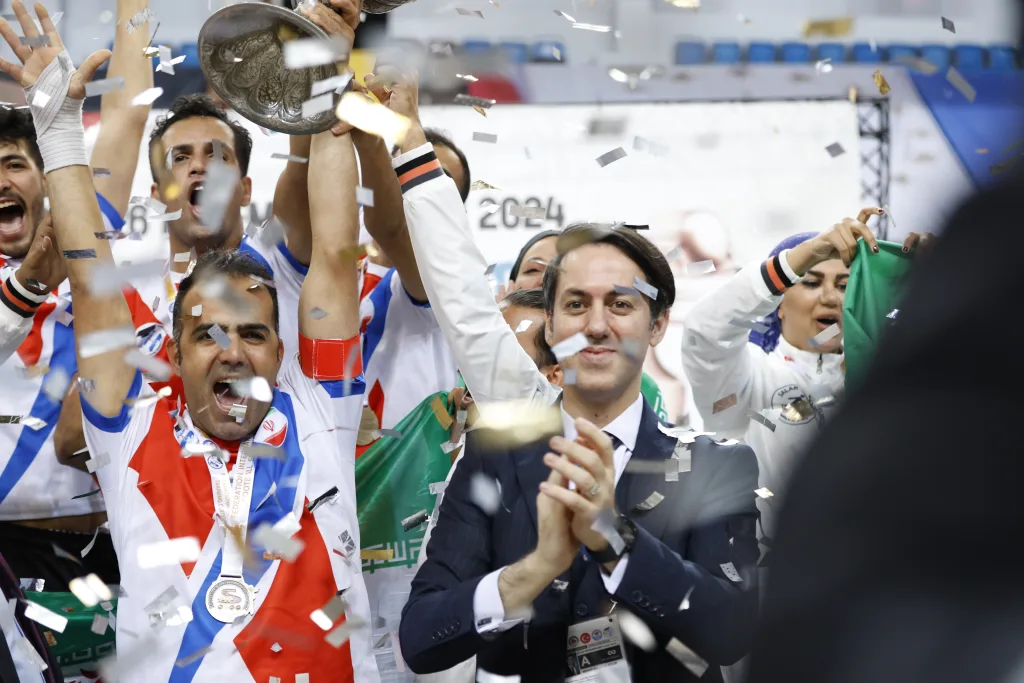 The FIFS President among the champions of the Football Skating World Cup 2024 as the trophy is lifted